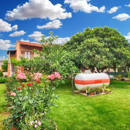 Daire Ground Floor Retreat With Bbq Rovinj