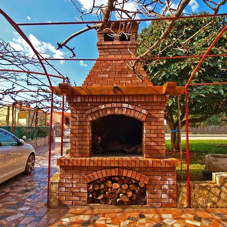 Daire Ground Floor Retreat With Bbq Rovinj