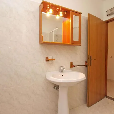 Daire Ground Floor Retreat With Bbq Rovinj