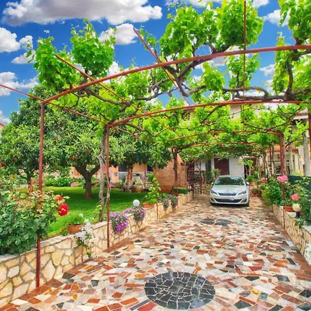 Ground Floor Retreat With Bbq 아파트 *