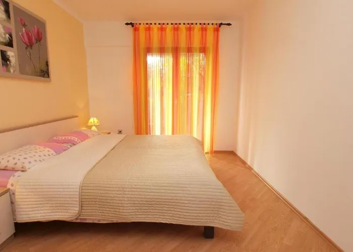 Ground Floor Retreat With Bbq 아파트 로비니