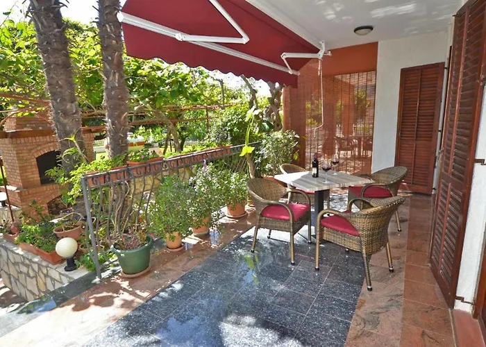 Ground Floor Retreat With Bbq 아파트 로비니