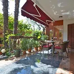 Ground Floor Retreat With Bbq Apartment *